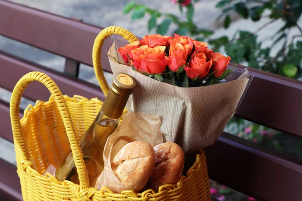 Gelbe Weidensack Mit Schönen Rosen Flasche Wein Und Baguette Auf — Stockfoto