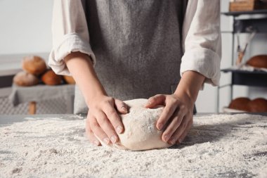 Mutfakta hamur yoğuran kadın, yakın plan.