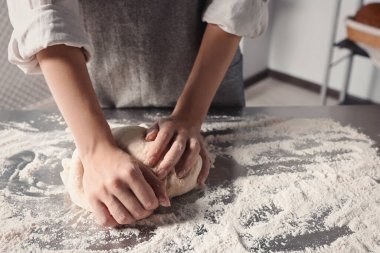 Mutfakta hamur yoğuran kadın, yakın plan.