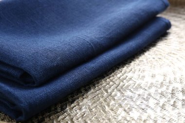 Arka planda mavi mutfak peçeteleri, yakın plan.