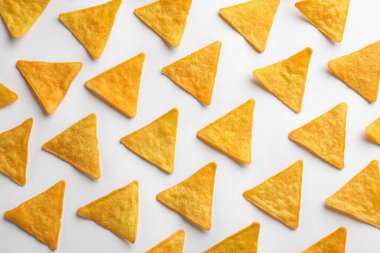 Beyaz arkaplanda tortilla çiplerinin (nachos) düz konumu