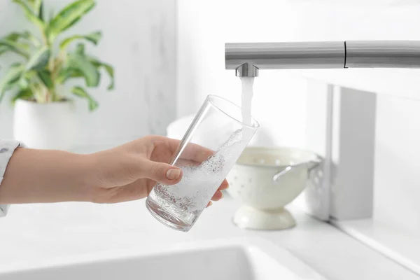 Mujer Llenando Vaso Con Agua Del Grifo Cocina Primer Plano —  Fotos de Stock