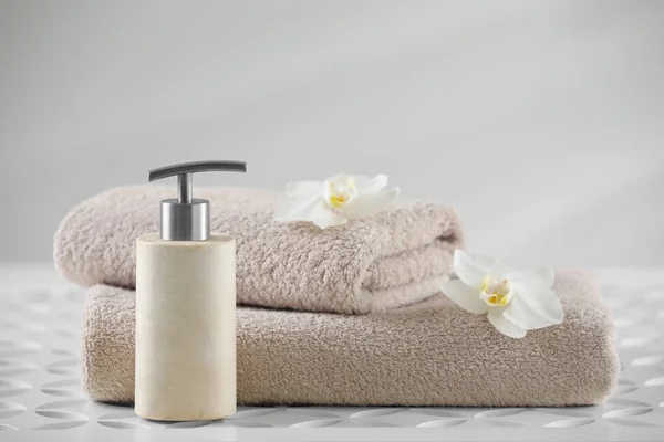 Soft Folded Towels Orchid Flowers Dispenser White Table — 스톡 사진