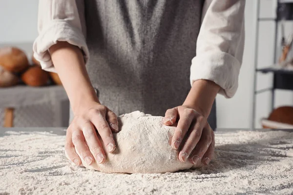 Vrouw Kneden Deeg Aan Tafel Keuken Close — Stockfoto