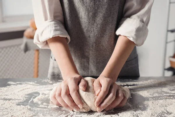 Vrouw Kneden Deeg Aan Tafel Keuken Close — Stockfoto