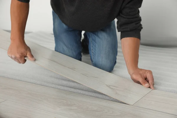 Worker Installing New Laminate Flooring Room Closeup — Stock Photo, Image