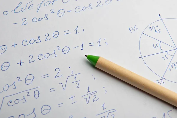 Yazılı Matematik Hesaplamaları Kalemi Olan Kağıt Yakın Plan — Stok fotoğraf