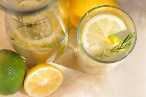 Nyári Frissítő Limonádé Ital Hozzávalókkal Könnyű Asztalon Közelkép — Stock Fotó