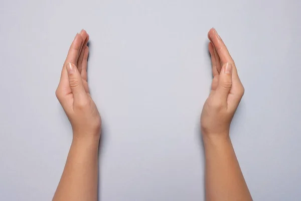 Mujer Sosteniendo Sobre Fondo Gris Claro Primer Plano Las Manos —  Fotos de Stock