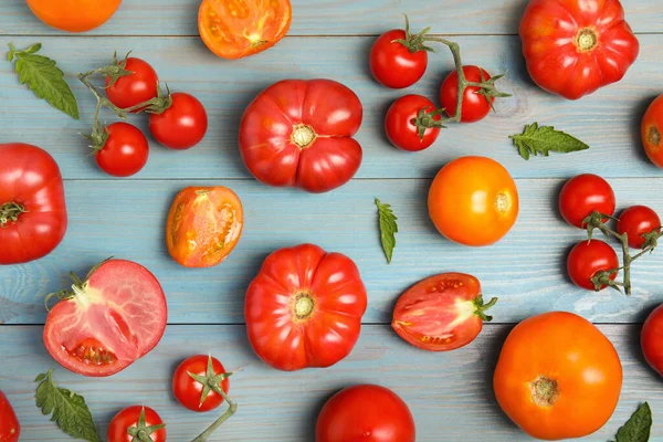 Composição Leigos Planos Com Diferentes Tomates Maduros Folhas Mesa Madeira — Fotografia de Stock