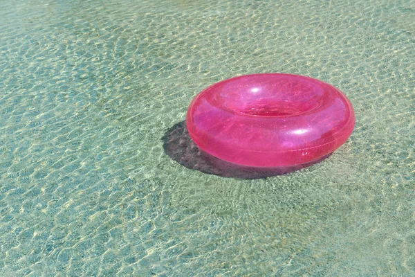 Φωτεινό Φουσκωτό Δαχτυλίδι Που Επιπλέει Στο Θαλάσσιο Νερό Χώρος Για — Φωτογραφία Αρχείου