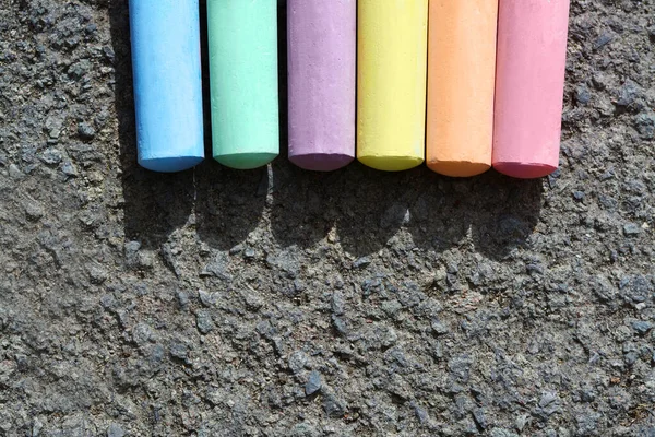 Kleurrijke Krijtstiften Asfalt Vlak Gelegd Ruimte Voor Tekst — Stockfoto