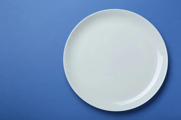 Assiette Céramique Blanche Vide Sur Fond Bleu Vue Dessus Espace — Photo