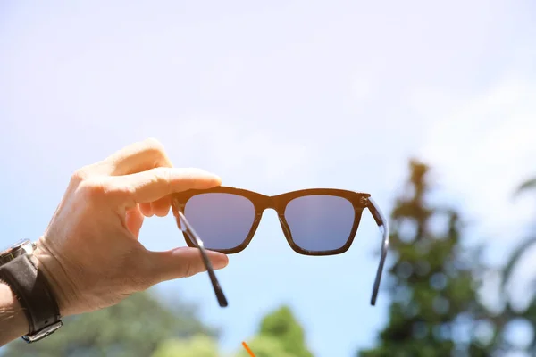 Hombre Maduro Sosteniendo Gafas Sol Elegantes Aire Libre Día Soleado —  Fotos de Stock