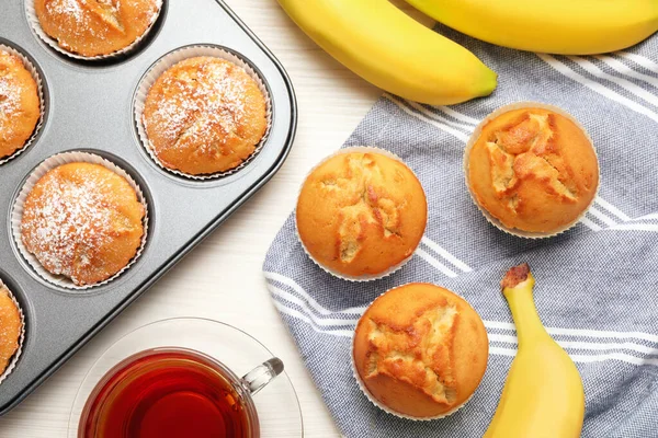 Composição Leigos Planos Com Muffins Banana Caseiros Chá Mesa Madeira — Fotografia de Stock