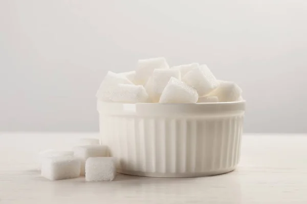 Tigela Com Cubos Açúcar Servidos Mesa Branca — Fotografia de Stock