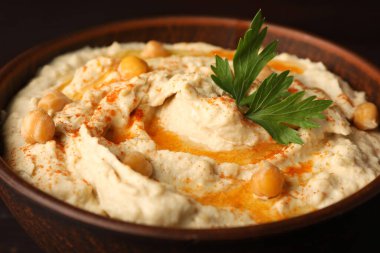 Bir kase lezzetli humus, nohut ve kırmızı biber, yakın plan.