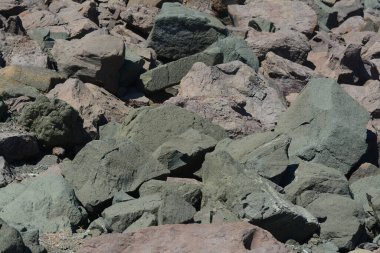 Güneşli bir günde güzel taşlar arka plan olarak, yakın plan olarak