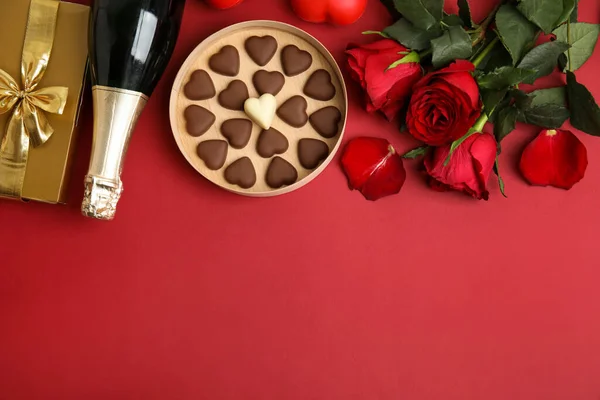 Flache Komposition Mit Herzförmigen Schokoladenbonbons Auf Rotem Hintergrund Platz Für — Stockfoto