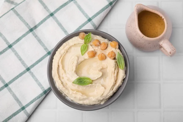 Heerlijke Hummus Met Kikkererwten Geserveerd Witte Betegelde Tafel Vlak Gelegd — Stockfoto
