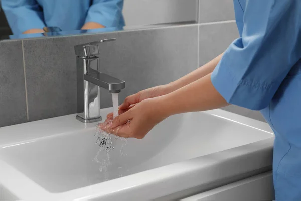 Doctor Washing Hands Water Tap Bathroom Closeup — Φωτογραφία Αρχείου