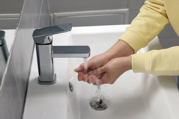 Femme Lavant Les Mains Avec Eau Robinet Dans Salle Bain — Photo