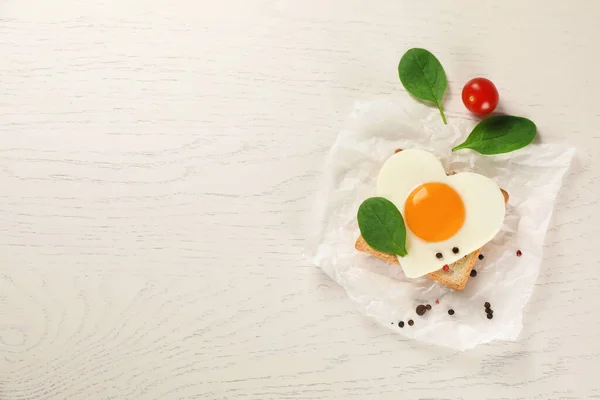 Heart Shaped Fried Egg Toast Spinach Tomatoes White Wooden Table — 스톡 사진
