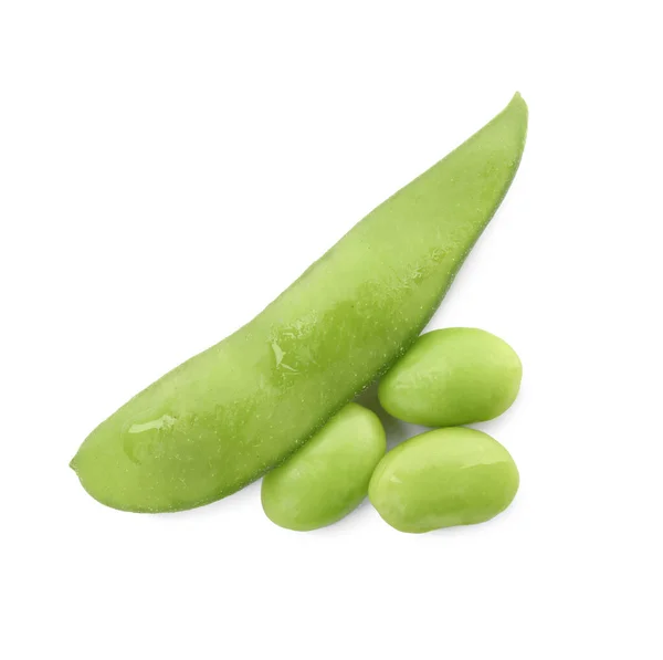 白い背景の豆と新鮮な緑の枝豆のポッド トップビュー — ストック写真