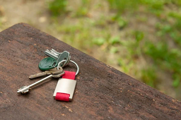 Sleutels Vergeten Houten Bank Buiten Ruimte Voor Tekst Gevonden Voorwerpen — Stockfoto