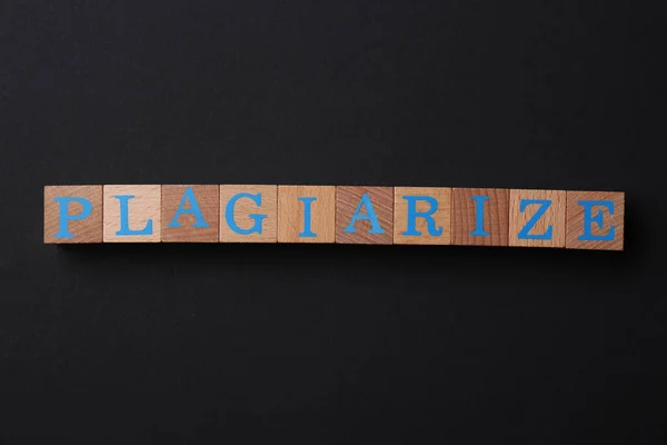 木製のキューブと単語黒の背景にPlagiarize フラットレイ — ストック写真