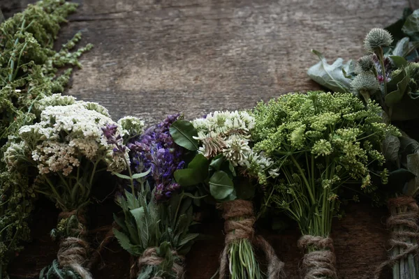Sträuße Mit Verschiedenen Schönen Getrockneten Blumen Auf Holztisch Flach Gelegt — Stockfoto