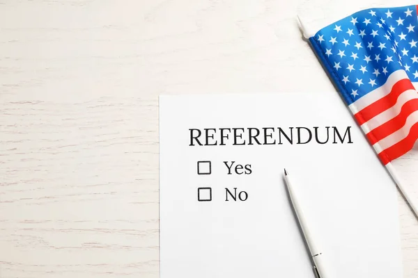 Vote Référendaire Avec Stylo Drapeau Des Etats Unis Sur Table — Photo