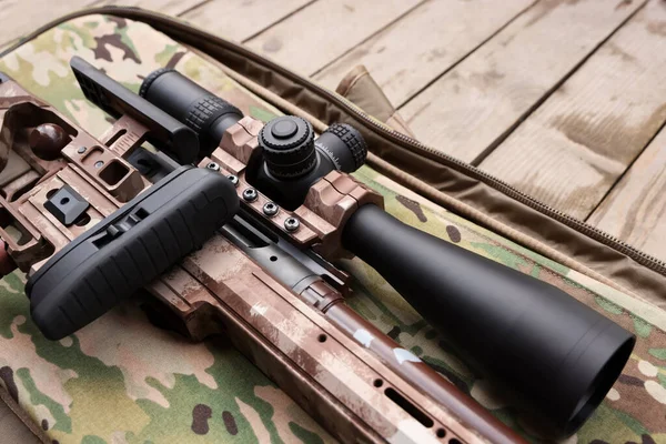 Vista Perto Moderno Poderoso Rifle Sniper Com Visão Telescópica Fundo — Fotografia de Stock