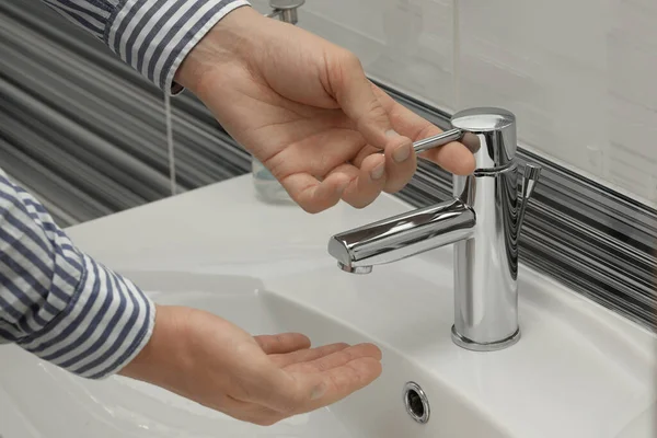 Mann Mit Wasserhahn Zum Händewaschen Bad Nahaufnahme — Stockfoto
