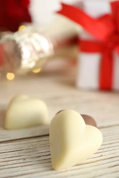 美味的心形巧克力糖果放在白色木制桌子上 情人节庆祝活动 — 图库照片