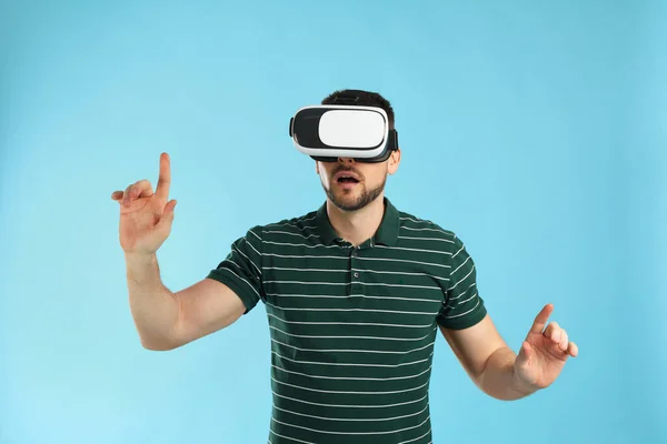 Homem Usando Fone Ouvido Realidade Virtual Fundo Azul Claro — Fotografia de Stock