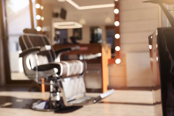 Verschwommener Blick Auf Stilvolles Friseurinterieur Mit Friseur Arbeitsplatz — Stockfoto