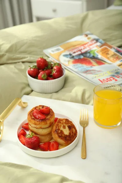 Leckeres Frühstück Schlafzimmer Serviert Quark Pfannkuchen Mit Erdbeeren Und Honig — Stockfoto