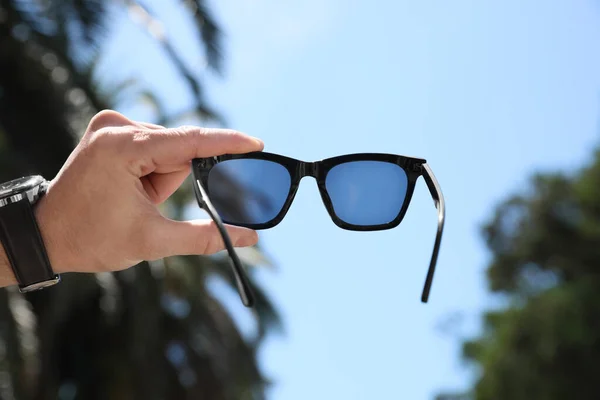 Mature Man Holding Stylish Sunglasses Outdoors Sunny Day Closeup — Stock Photo, Image