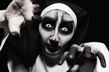 Siyah arka planda korkunç şeytani rahibe. Cadılar Bayramı partisi görünüşü