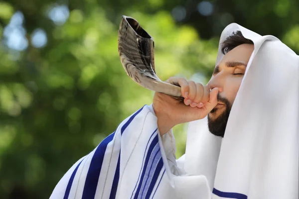 Jewish Man Tallit Blowing Shofar Outdoors Rosh Hashanah Celebration — Stock Photo, Image