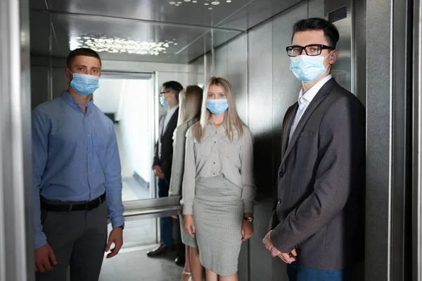 Gruppe Von Menschen Mit Gesichtsmasken Fahrstuhl Schutzmaßnahme — Stockfoto