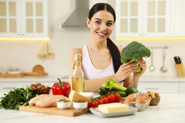 Mujer Feliz Con Diferentes Productos Cocina Dieta Keto —  Fotos de Stock