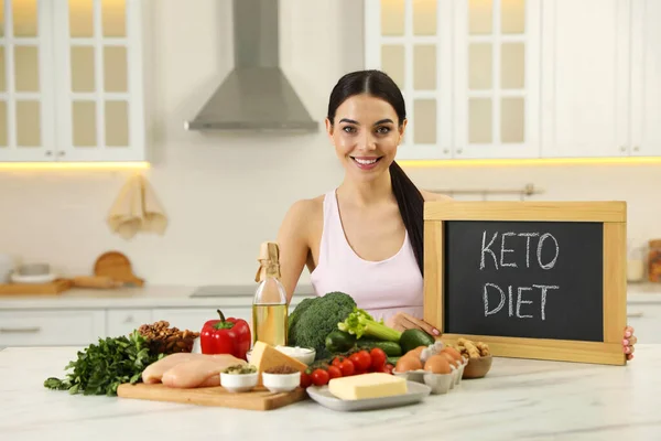Mujer Feliz Sosteniendo Pizarra Con Palabras Keto Dieta Cerca Diferentes — Foto de Stock