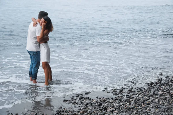 Jovem Casal Feliz Praia Perto Mar Espaço Para Texto — Fotografia de Stock