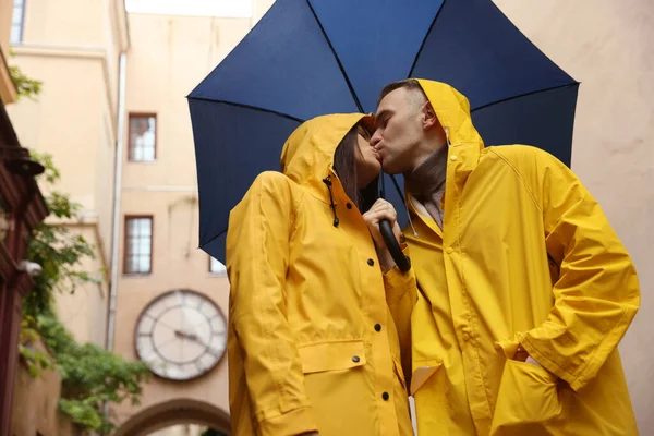 Preciosa Pareja Joven Con Paraguas Besándose Bajo Lluvia Calle Ciudad —  Fotos de Stock