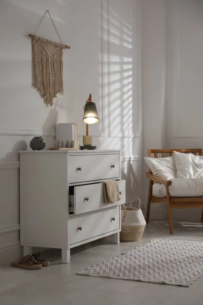 Interior Elegante Quarto Com Caixa Branca Gavetas Poltrona Confortável — Fotografia de Stock