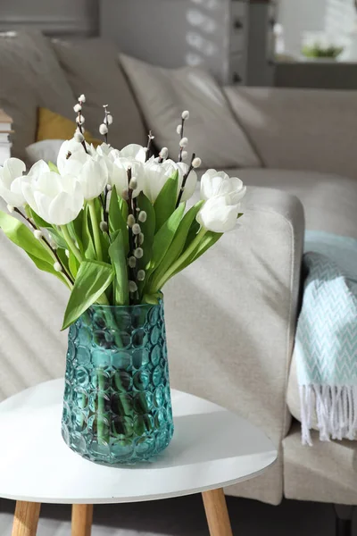 Schöner Strauß Aus Weidenzweigen Und Tulpen Der Vase Auf Dem — Stockfoto