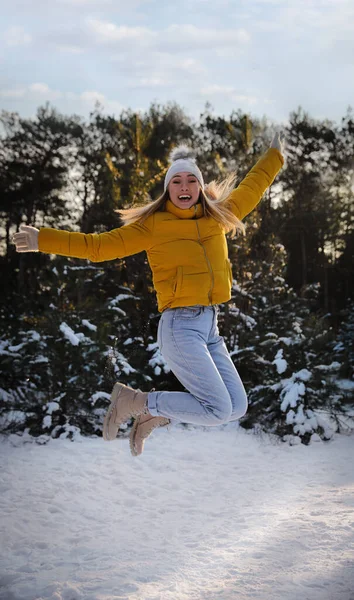 Χαρούμενη Γυναίκα Που Απολαμβάνει Χειμωνιάτικη Μέρα Στο Δάσος — Φωτογραφία Αρχείου