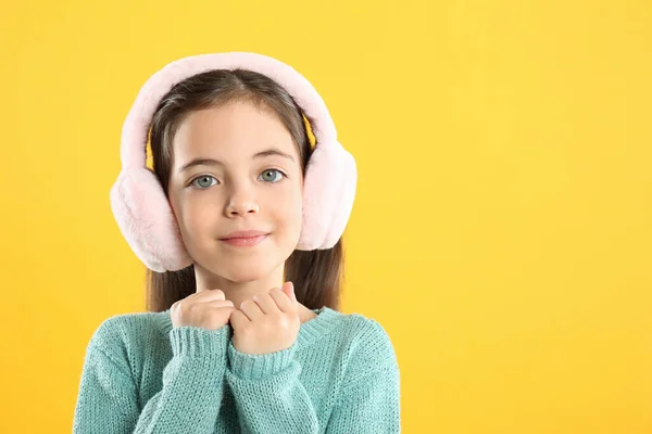 Menina Bonito Vestindo Protetores Ouvido Elegantes Fundo Amarelo Espaço Para — Fotografia de Stock